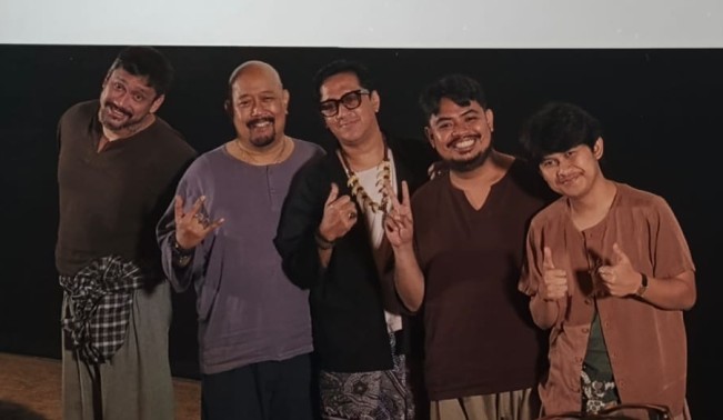 Dinyanyikan 6 Komedian, Lagu "Senyum Membawa Luka" Jadi Soundtrack Film Kang Solah From Kang Mak X Nenek Gayung